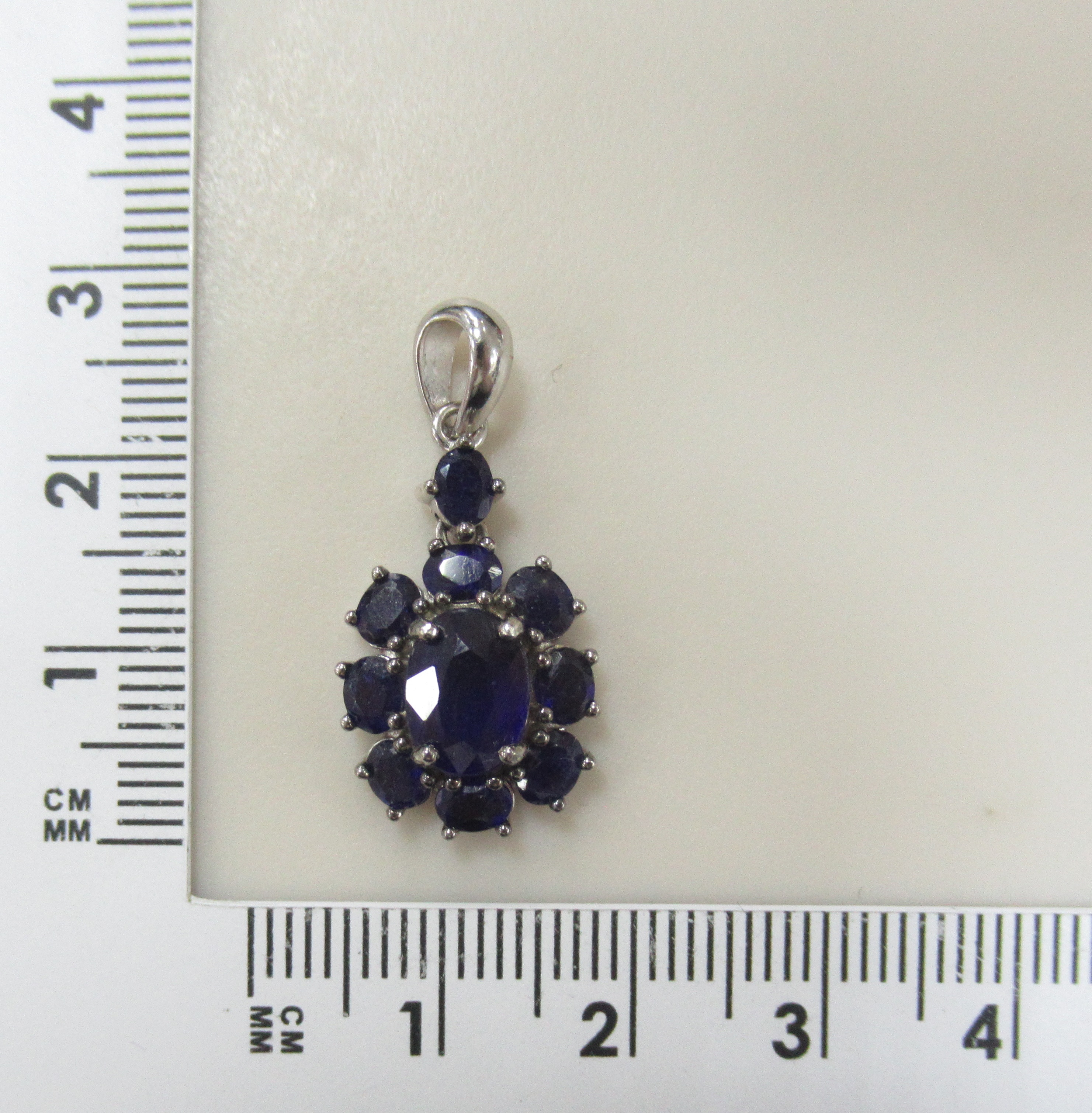 Серебряная подвеска с сапфирами